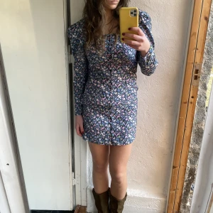 Blommig klänning stl: 36 - Blommig klänning i storlek 36 från & other stories med prislappen kvar.📦💓 