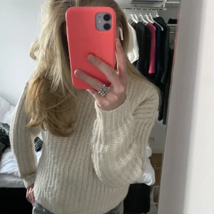 Stickad tröja  - Så fin beige/vit stickad tröja💗💗jätteskön men kommer aldrig till användning💗