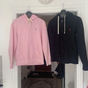 Polo Ralph lauren hoodies  - Säljer två stycken Polo hoodies i bra skick (hänger bara i garderoben)  Svarta är storlek S pris: 300 Rosa är storlek S pris: 300  (Nypris 1795kr styck)
