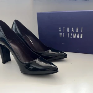Stuart Weitzman klackar aldrig använda - Fina Stuart Weitzman klackar i storlek 36 som aldrig har använts! Original priset på dessa var 3345:-. Dem är i modellen POWERUP Black Aniline. Orginallåda finns. 