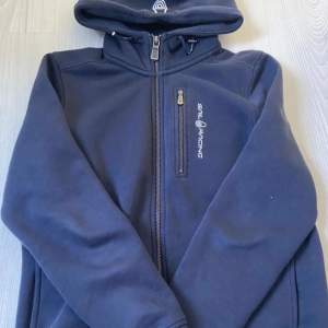 Mörkblå zip up hoodie från sail racing. Skick 8/10 nypris: 1000.