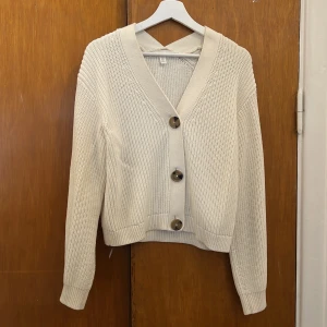 Stickad kofta - Stickad kofta från H&M. Använd ett fåtal gånger. 