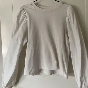 Otroligt fin blus i sweatshirt material men med ”Skjort” material på ärmarna