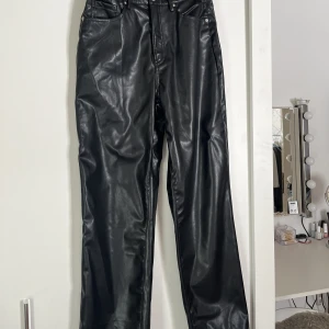 Skin byxor  - Otroligt fina byxor som man får perfekta kurvor av. I storlek 38 från H&M. Ser jätte glansiga ut på bilden men det är bara ljuset.