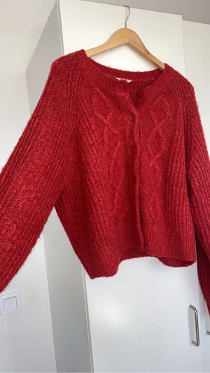 Kofta  - Jag har storlek 36 mennn koftan är 2xl  så den är lite oversize. Men den är inte alls så stor som 2xl cubus överdrev lite med storleken. Passar alla från S-M-L och xl vad sjal sagt