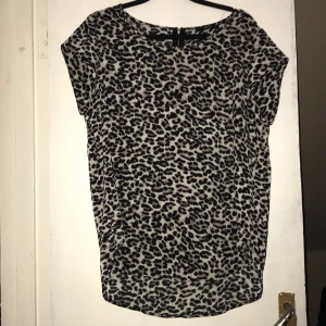 Blus Nyskick 🐆 - Blus från Only i leopardmönster. Lappen e borta, men är aldrig använd🐆