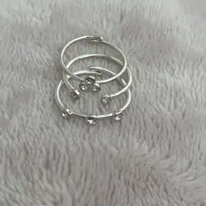 Silver ringar från Snö of Sweden. Köpt för ungefär 400 kr tillsammans. Inga defekter alls och går att töja ut och tillbaka.