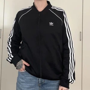 Adidas tröja  - Långärmad sparsamt använd aridaströja med dragkedja och fickor med dragkedja. 