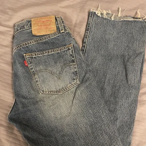 Levis 501 - Säljer dessa superfina vintage Levis 501 pga att de tyvärr inte längre passar. De var från början L34 men är avklippta så är kortare skulle nog säga att det passar någon som är runt 160. Det är bara att skriva om det finns frågor❤️❤️