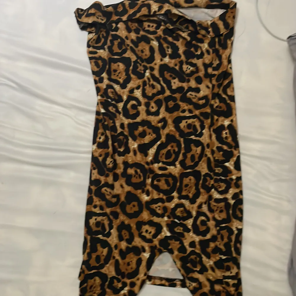 det här är en leopard klänning som man kan använda som en tubtopp också💋. Klänningar.