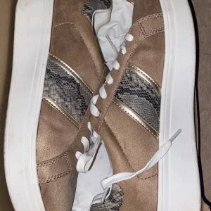 Damskor - Använda ca 3 gånger så dem är som nya! Storlek 37