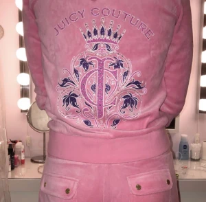 Juicy Couture Set 💓 - ROSA JUICY COUTURE SET VINTAGE 💗storlek S och säljer för 800kr för båda 💗 Paris Hilton och 2000s vibe 💗 Bilder från förra ägare 💗