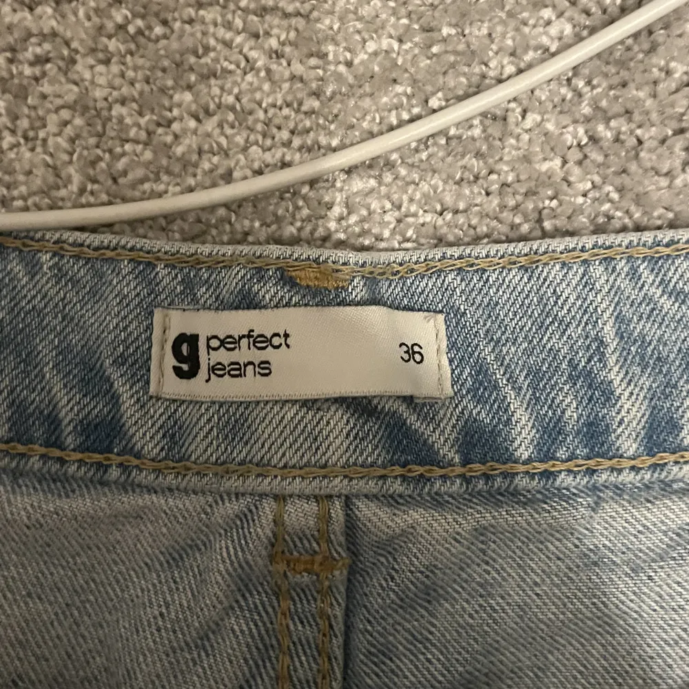 Säljer dessa populära jeans ifrån ginatricot i storlek 36, säljer pga lite för stora❤️ köparen står för frakten. Jeans & Byxor.