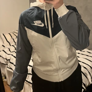 Jacka Nike  - Jättesnygg vindjacka från Nike, perfekt nu till våren! Tyvärr inte min stil längre och kommer därför inte till användning…🥰
