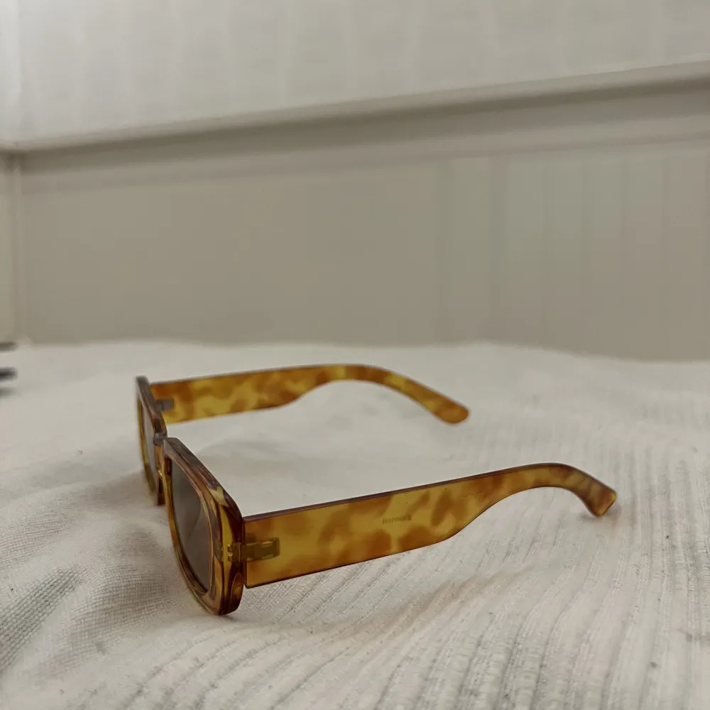 Snygga och trendiga solglasögon från ginatricot. Nästan aldrig använda köpt förra sommarn! . Övrigt.