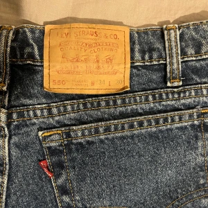 Levis jeans  - Ett par sköna relaxed fit tapered leg jeans från levis. Bra kvalite och sitter snyggt på. Fin blå färg