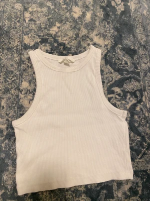 Hm vit crop topp  - Vit crop topp ifrån hm tjockare axelband