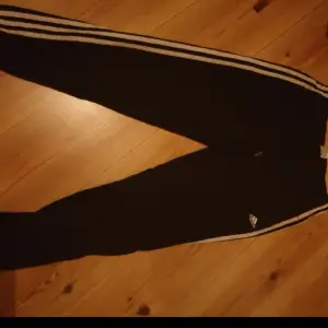 Adidas byxor unisex knappt använda. Medium. Kan posta eller mötas upp i Växjö köparen står för ev frakt. 