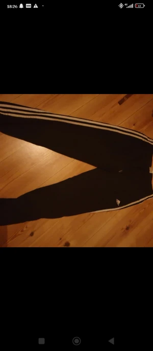 Adidas byxa M - Adidas byxor unisex knappt använda. Medium. Kan posta eller mötas upp i Växjö köparen står för ev frakt. 