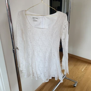 Jones + Jones spetsklänning  - Använd 1 gång, som ny. Super fin klänning. Kort !