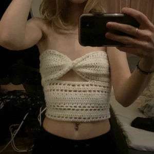 virkad topp - INTRESSEKOLL!! superfin virkad topp som jag gjorde för inte så länge sedan. justerbar i ryggen. skulle det finnas intresse så tar jag gärna emot beställningar & utgår då ifrån personliga mått! priset går att diskuteras & hör gärna av er för fler bilder🫶🏻