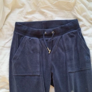 Blå juicybyxor  - (Upplagda på nytt pga ville byta ordning på bilder)  Superfina blå juicybyxor i velour. Fickor på baksidan. Bra skick, dock lite urtvättat i materialet, syns på bild. Däremot fortfarande mjukt o skönt🥰 Strl XS. Köparen står för frakt. 