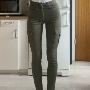 Gröna cargobyxor - Storlek 34, nyskick använda 1-2 ggr