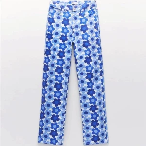 Blå blommiga jeans från zara💗 - Jeans i storlek 34 från Zara. Nästan aldrig använda så som nya. Sitter jättefint och de är långa och högmidjade🔥