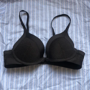 Bikiniöverdel - Svart bikiniöverdel i stlk 75A, endast använd en gång💞 Vadderad kupa med bygel och reglerbara axelband 