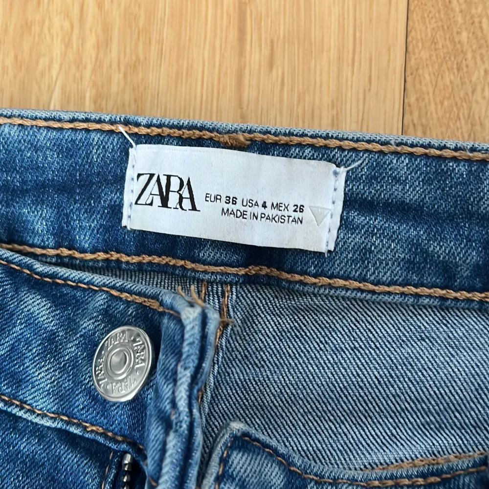 Blåa smått bootcut jeans från Zara i mycket bra skick, långa och passar bra. Jeans & Byxor.