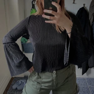 Svart långärmad fest topp - En superfin svart långärmad topp som går att använda till fest och vardags! Supertunnt, skönt material och vida i slutet av ärmarna! 💘 Storlek S!