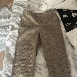 Byxor - Ett par kostymbyxor som jag köpte på Lindex de har aldrig använts förut för att jag inte fick någon användning, KONTAKTA FÖR FLER BILDER ELLER OM INTRESSERAD 
