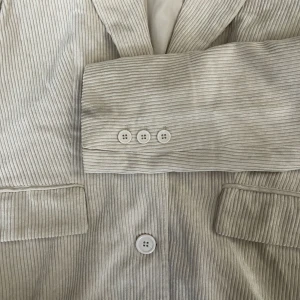 Kavaj manchester - Manchesterkavaj från Gina. Tunt fodrad. Använd fåtal gånger, bra skick!