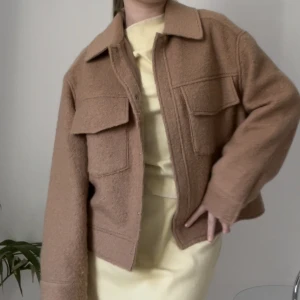 Brun jacka - Brun jacka från monki, väldigt fint skick då den inte är så använd💗 passar som en M