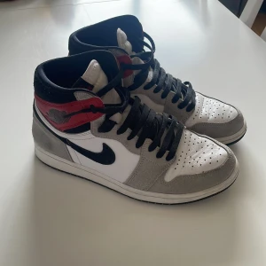 Jordan 1 Retro High Light smoke grey - Säljer mina Jordan 1s för använder dom ej, skick 6/10, storlek 43, har inte kvar lådan till skorna.