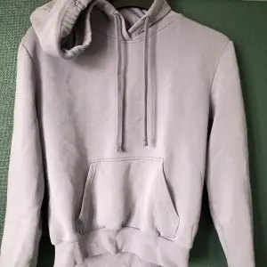 Säljer denna hoodie från h&m den har lite fläckar som inte går bort och snörena är noppriga men ändå i fint skick. Finns inga hål, skriv om du är intresserad eller om du vill ha fler bilder. Frakt ingår alltid💕