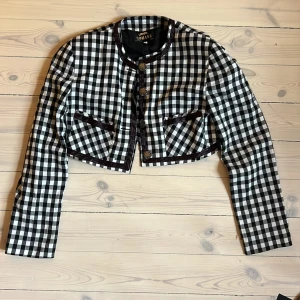 Cropped kavaj rutig - Cropped kavaj. Står storlek 1 men skulle säga att den typ är en S