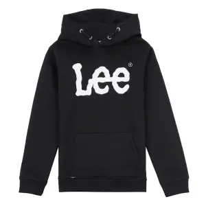 Intressekoll på min svarta hoodie från Lee som jag fick som julklapp år 2023. Har använt den kanske 2 gånger så helt ny.  Ny pris: 550kr Säljs för: 450kr 