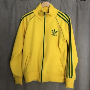 Vintage adidas  - Vintage adidas zip up i fint skick. Prins kan diskuteras 