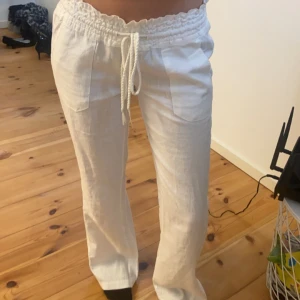 Roxy linnebyxor  - intressekoll på mina linnebyxor från Roxy, aldrig andvönda endast bytt snöre från det beiga man fick till, till vitt snöre. Supersnygga nu till sommaren:) jag är 163 och innerbenslängden är 77cm🫶🏽 