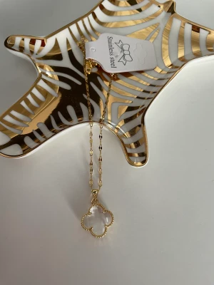 Vacker klöver halsband guldpläterat - Vacker klöver halsband, guldpläterat. Superfin kedja! Stämpel finns. Fraktas för 15 kr