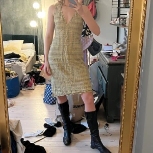 Midlength klänning rutig - Tunn och superfin klänning till sommaren. 100% viskos i storlek S. Sjukt fint och tunt material som känns väldigt lyxigt. 