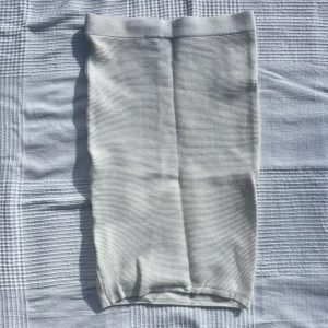 Vit kjol Bikbok - Vit kjol från bikbok i bra skick! Knappt använd då den inte är min stil.