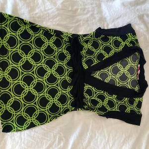 Cool topp! - Lite baddräktsliknande material, grön och svart med ett band man kan knyta! 💗💗