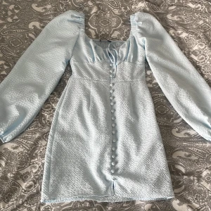 Klänning - En klänning från Gina Tricot i storlek 32. Använd en gång. Nypris ca 600 kr säljer nu för 300 kr