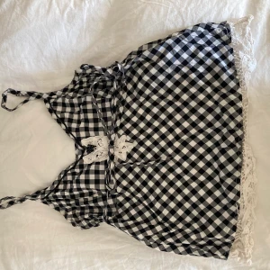 Supersöt topp! - Jättegullig topp men aldrig riktigt använt:) Sommarvibes, går att knyta!💗💗