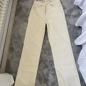 Bikbok jeans  - Högmidjade beiga jeans från bikbok. Använda en gång. Ordinarie pris 500kr 