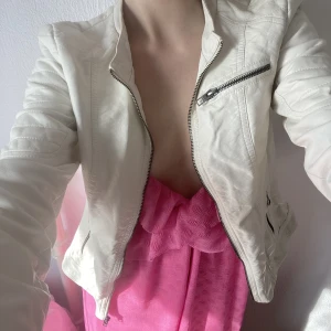 Only läderjacka - Så cool läderjacka från Only! Stl m Perfekt till våren🌸🌺 