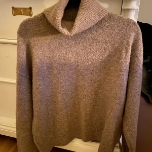 Stickad tröja - Stickad tröja med polokrage