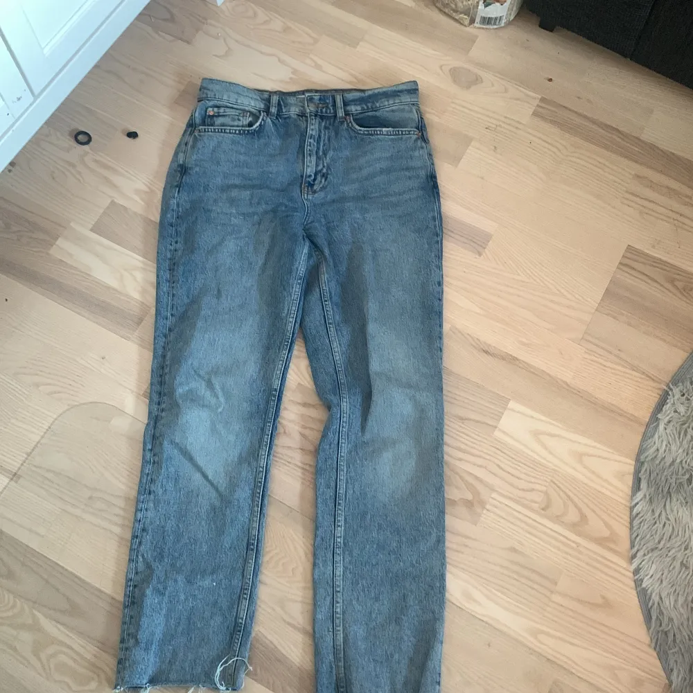 Ett par blå jeans som inte har kommit till användning . Jeans & Byxor.